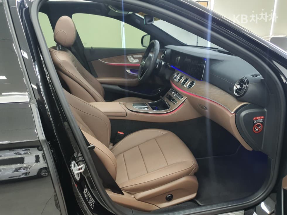 Mercedes-Benz E-Клас (W213)E300e 4MATIC Exclusive - 27