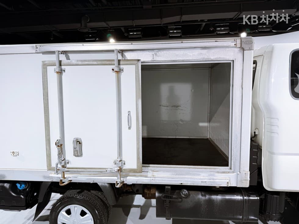 Киа The New (фейслифт) Бонго 3 (лек)Box Truck 1 тон 저상형 Королевска кабина Удължено междуосие LБазов - 17