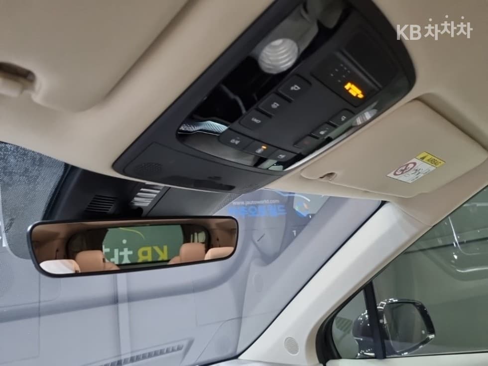 Kia Carnival 4th generationHigh Limousine (Carnival) G3.5 GDI 9-seater Signature - 17