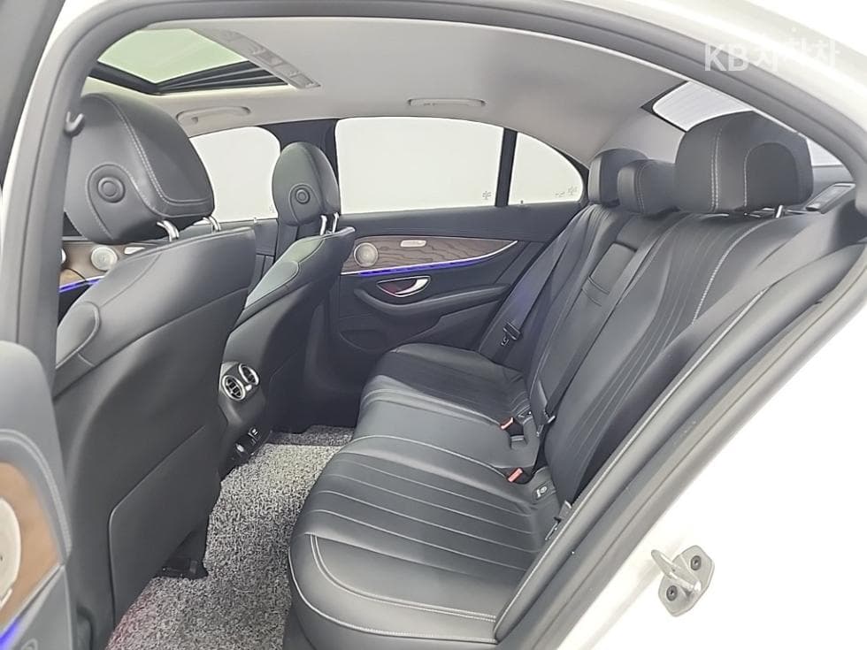 Mercedes-Benz E-Клас (W213)E220d Exclusive - 12