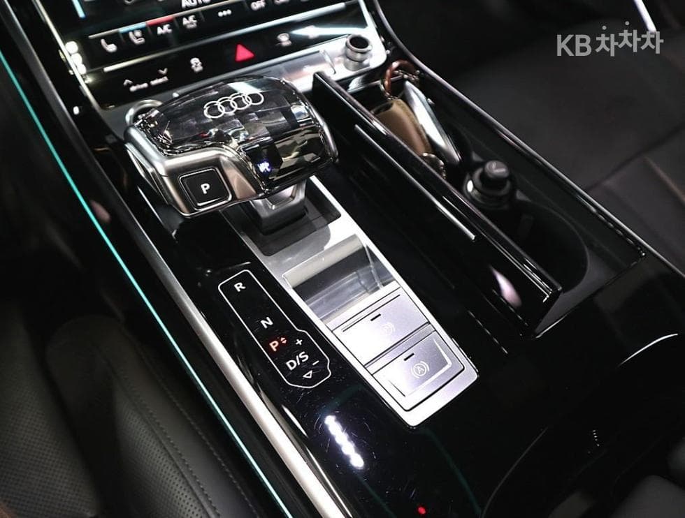 Audi A8 (D5)55 TFSI Quattro LWB - 12