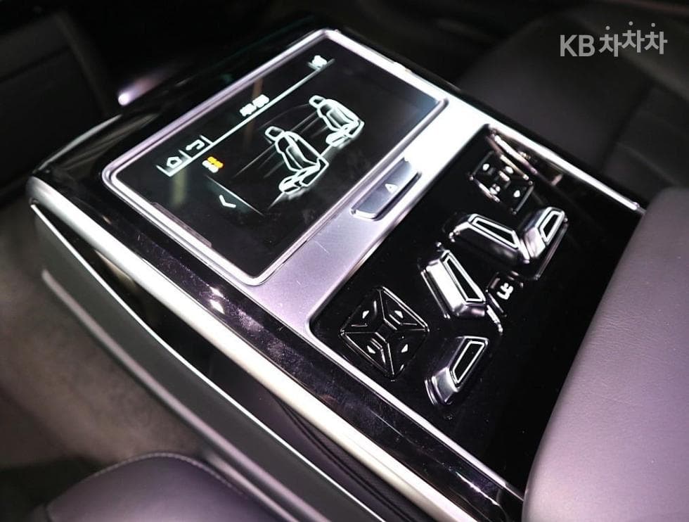 Audi A8 (D5)55 TFSI Quattro LWB - 13