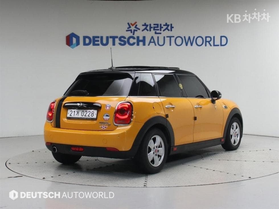 Мини Cooper 5-вратиD 1.5 Среден клас - 2