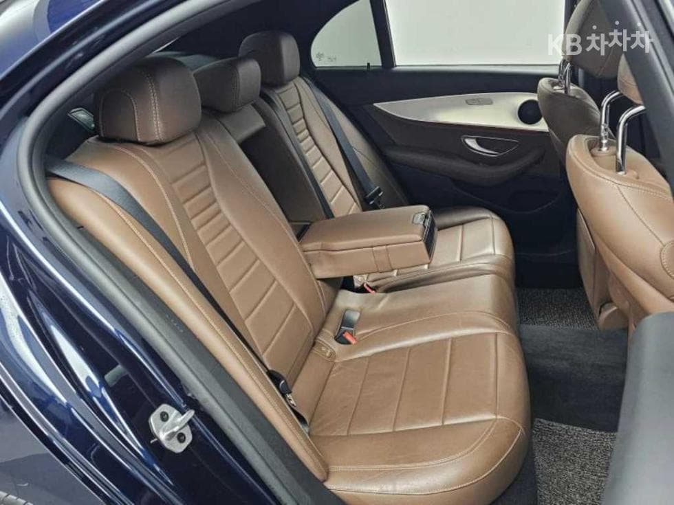 Mercedes-Benz E-Class (W213)E250 Avantgarde - 12