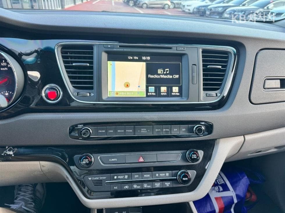 Kia All New Carnival9-seater 2.2 Diesel Noblesse - 8