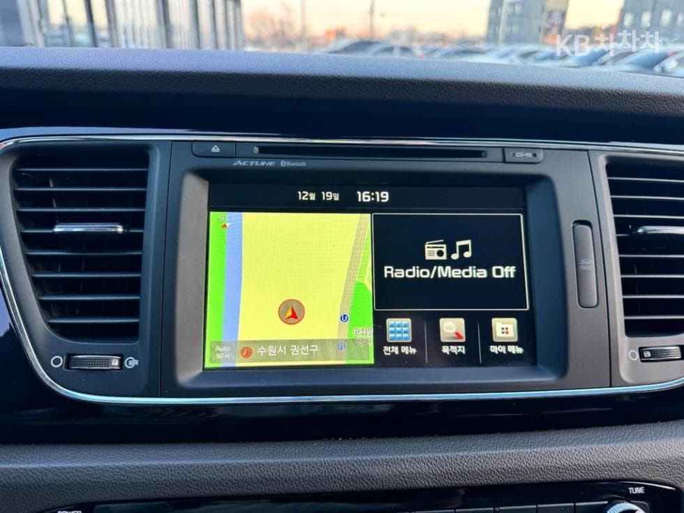 Kia All New Carnival9-seater 2.2 Diesel Noblesse - 9