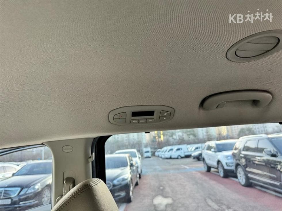 Kia All New Carnival9-seater 2.2 Diesel Noblesse - 16