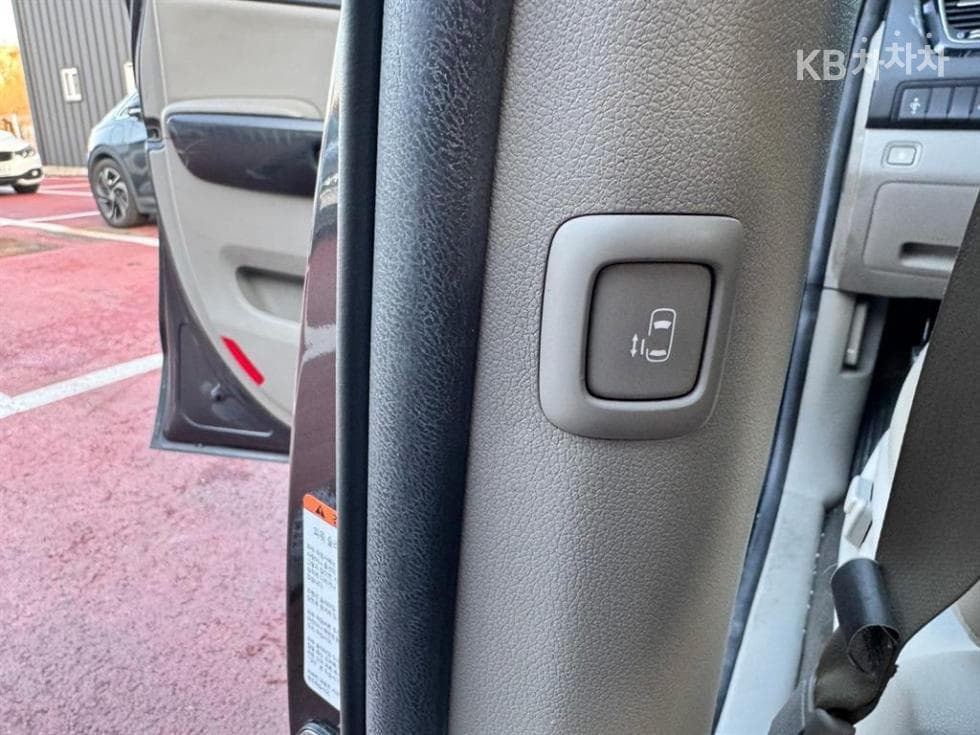 Kia All New Carnival9-seater 2.2 Diesel Noblesse - 19