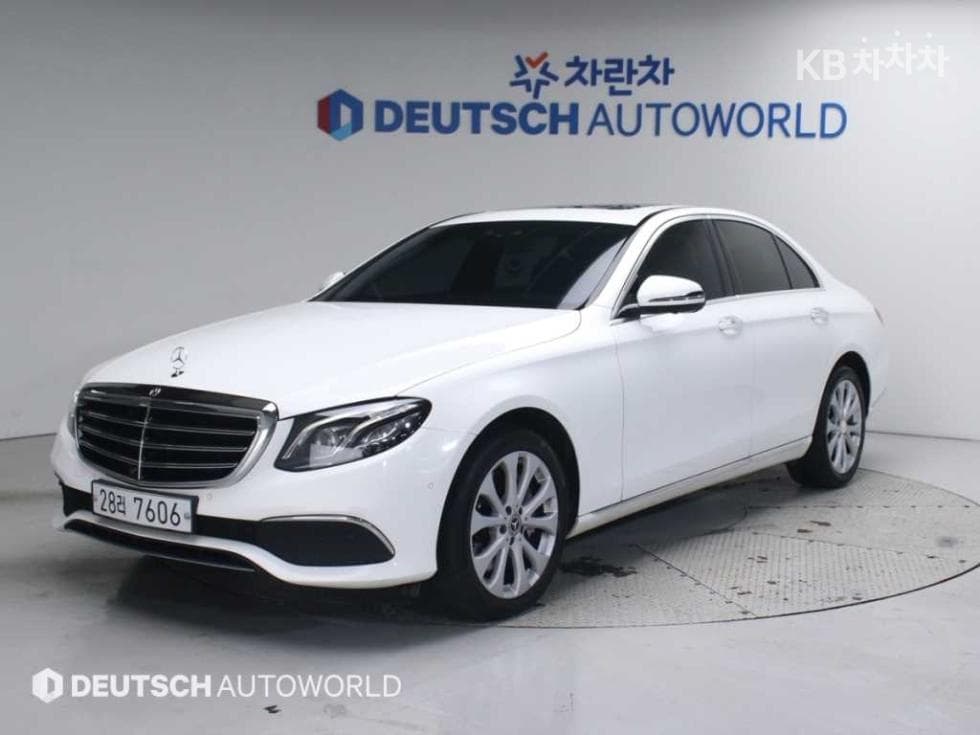 Mercedes-Benz E-Class (W213) E300 Exclusive - Image 1