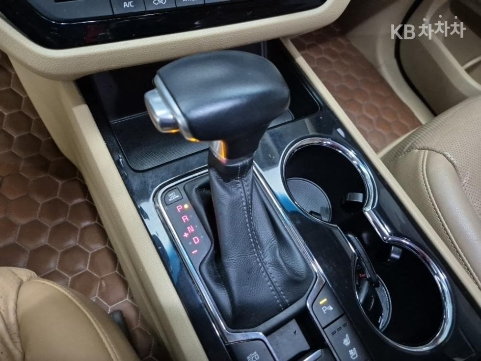 Киа The New (фейслифт) Канивал7-местен (Лимузин) 2.2 Дизел Лимузин VIP - 8