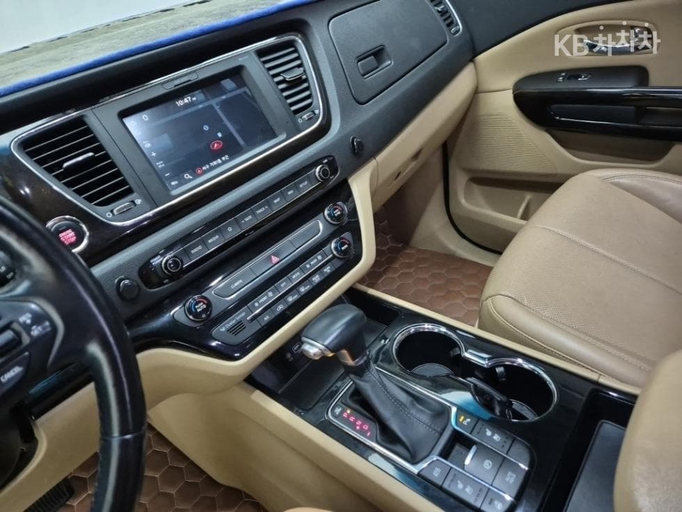 Киа The New (фейслифт) Канивал7-местен (Лимузин) 2.2 Дизел Лимузин VIP - 10