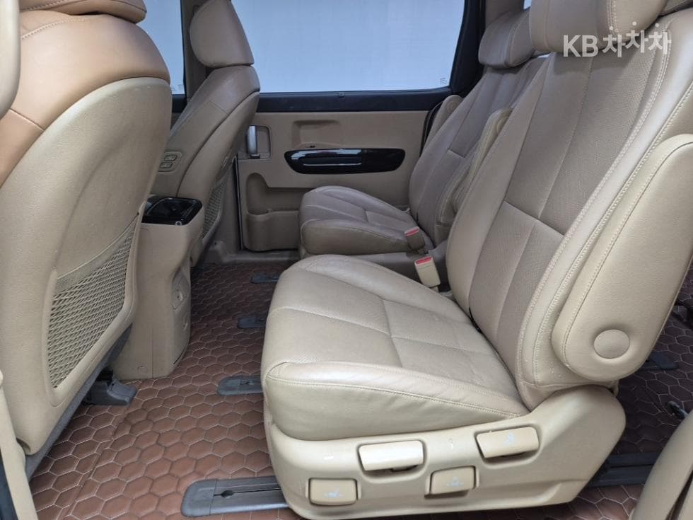 Киа The New (фейслифт) Канивал7-местен (Лимузин) 2.2 Дизел Лимузин VIP - 12