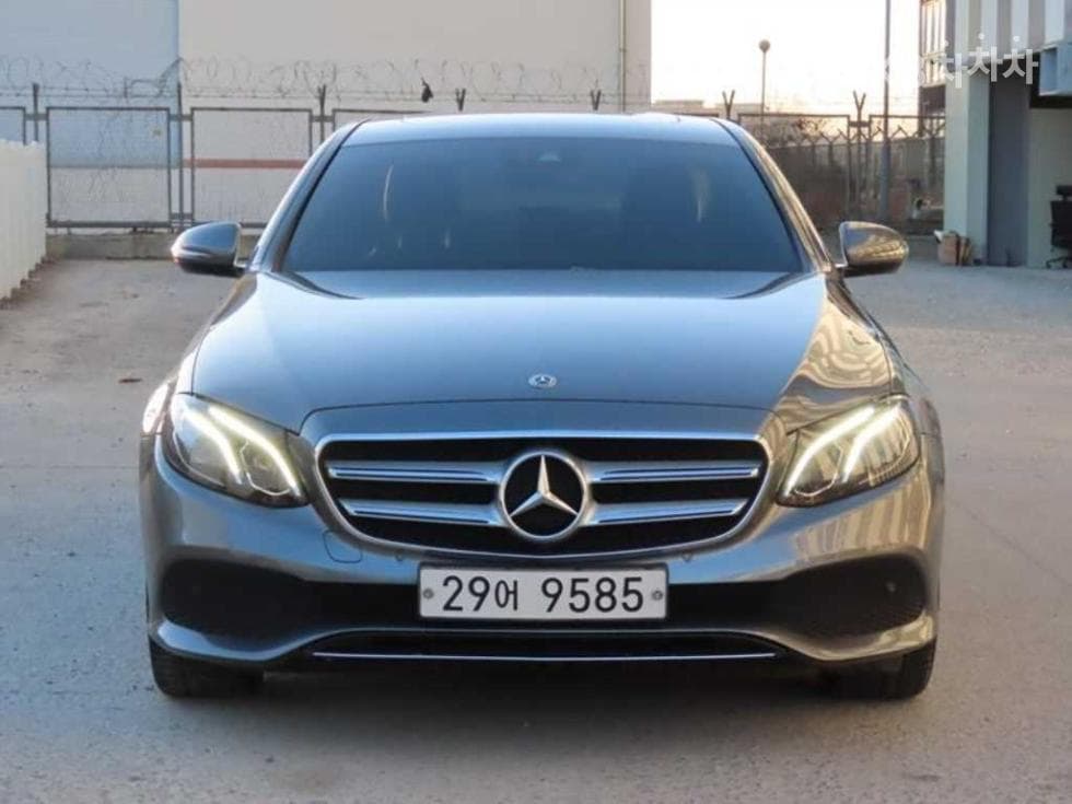Mercedes-Benz E-Class (W213) E200 Avantgarde - Image 1