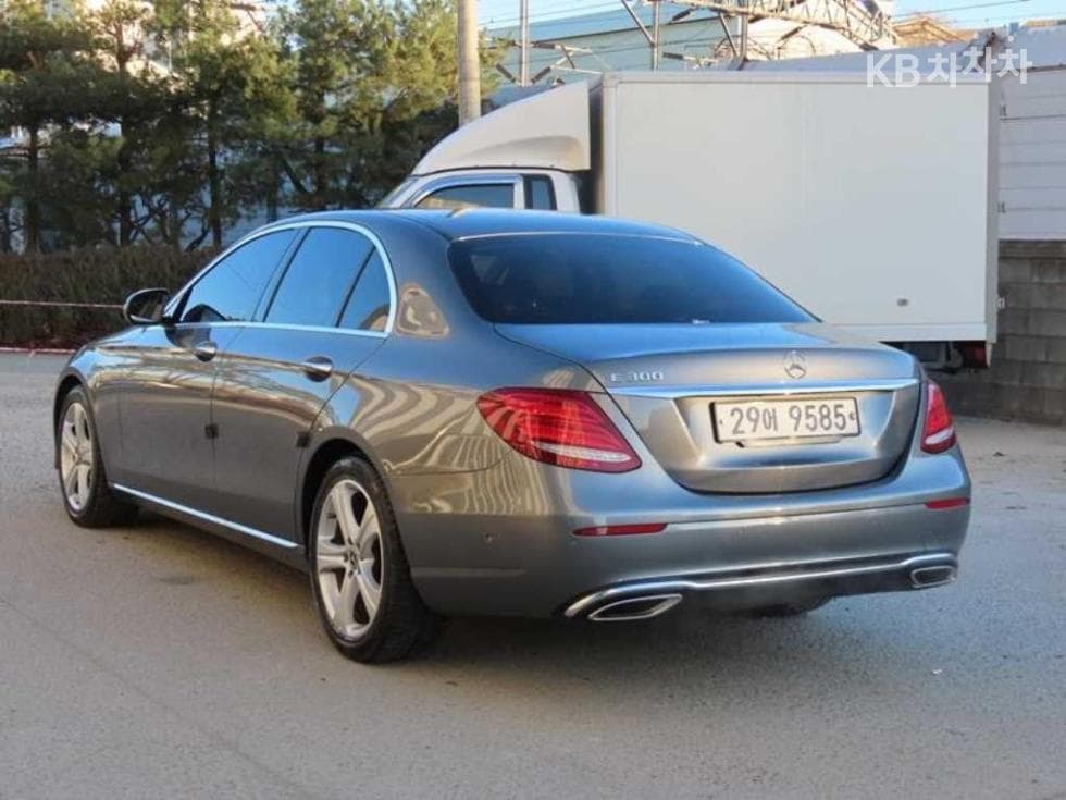 Mercedes-Benz E-Class (W213)E200 Avantgarde - 3