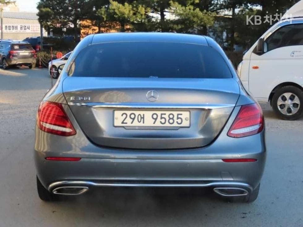 Mercedes-Benz E-Class (W213)E200 Avantgarde - 4