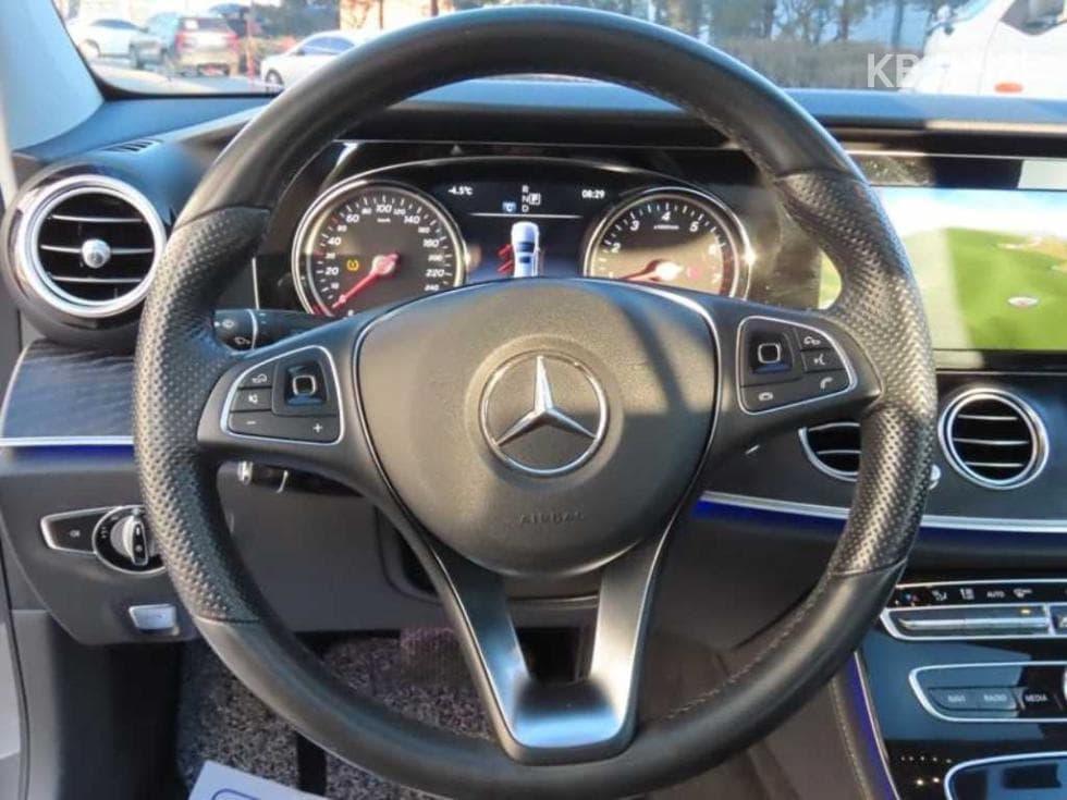 Mercedes-Benz E-Class (W213)E200 Avantgarde - 9