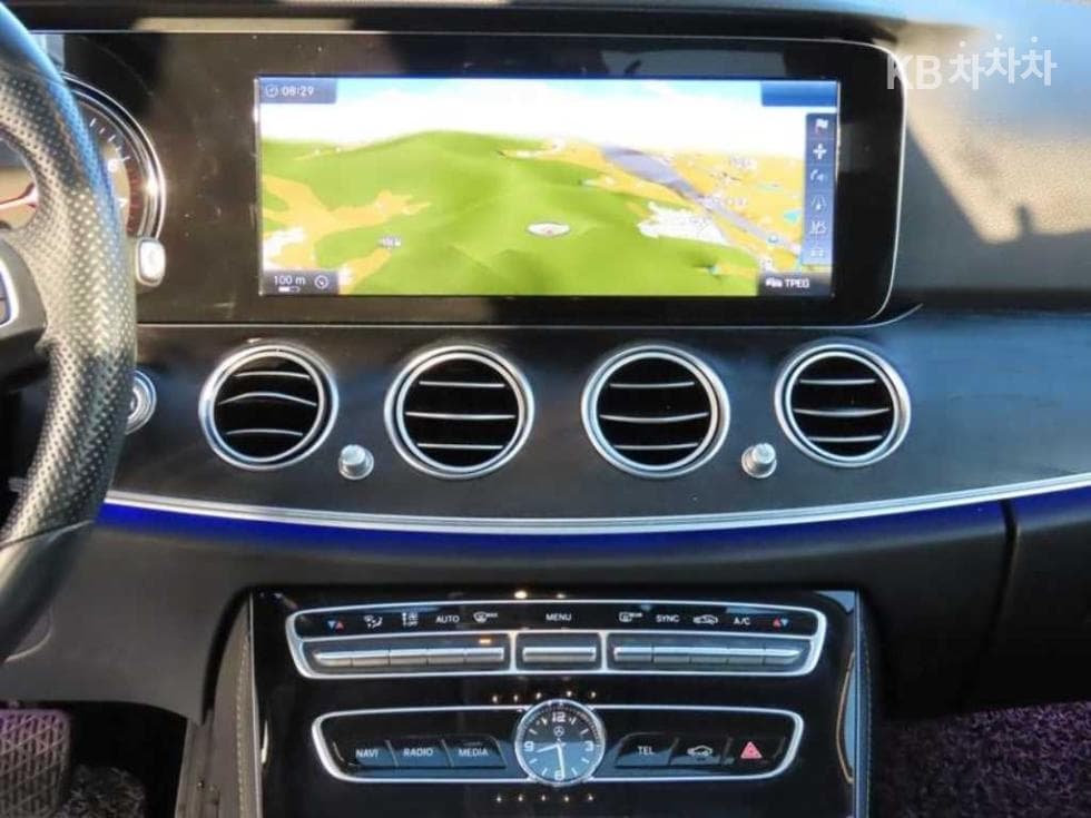 Mercedes-Benz E-Class (W213)E200 Avantgarde - 10