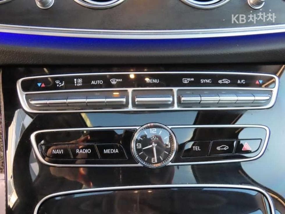 Mercedes-Benz E-Class (W213)E200 Avantgarde - 16