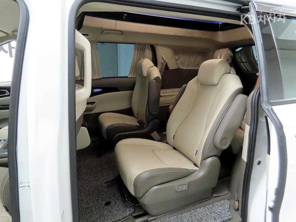 Kia Carnival 4th generationHigh Limousine (Carnival) G3.5 GDI 9-seater Signature - 16