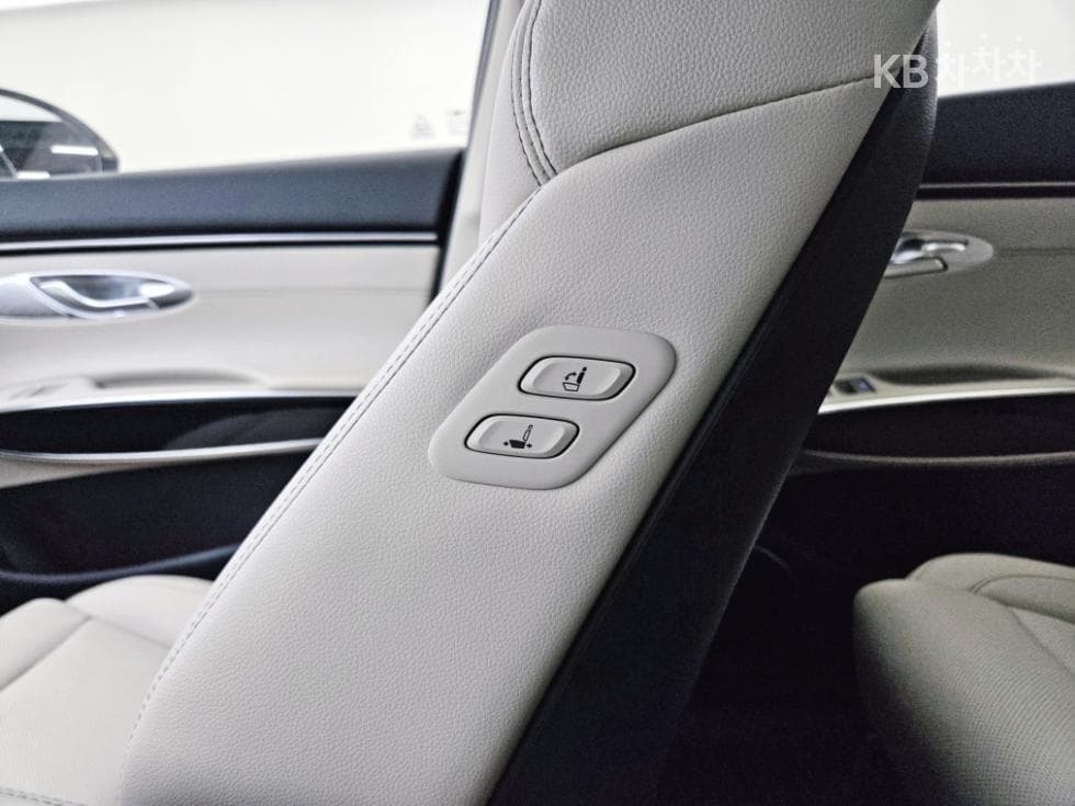 Genesis GV70Gasoline 2.5T AWD - 17