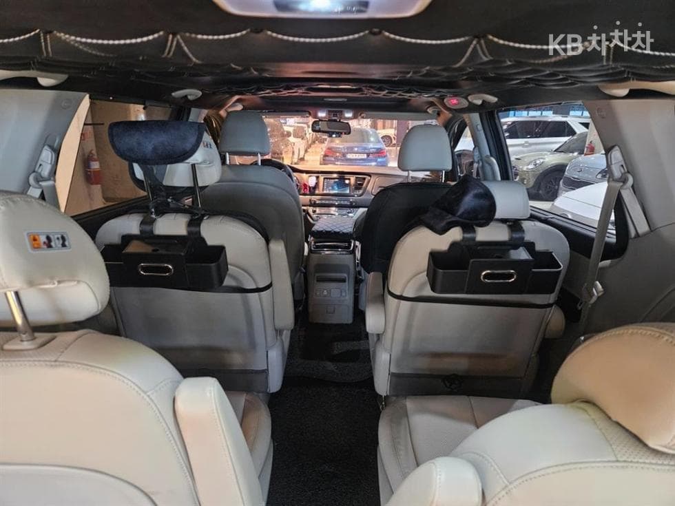 Kia The New (facelift) Carnival9-seater 2.2 Diesel Noblesse Special (special feature/edition) - 9