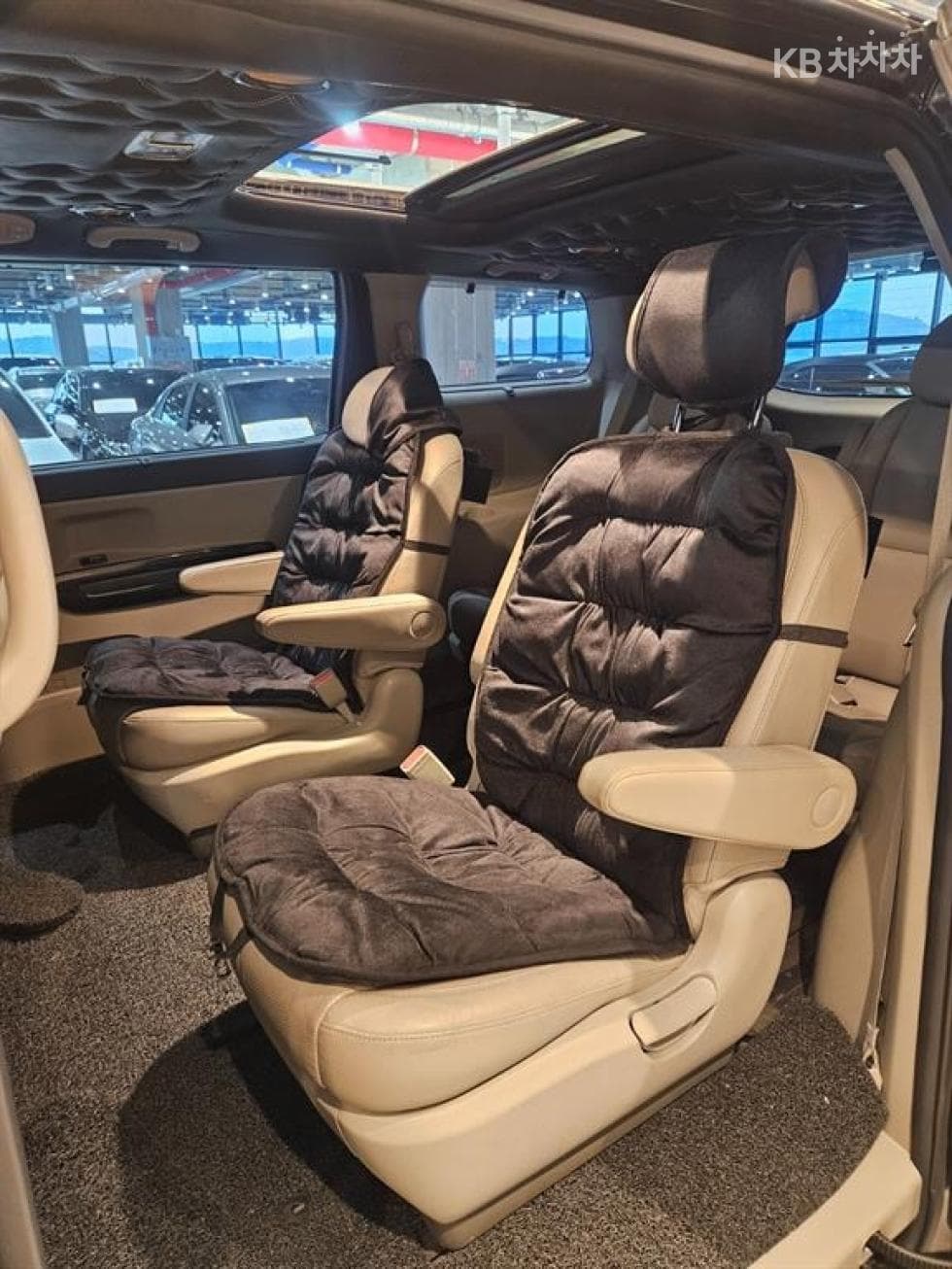 Kia The New (facelift) Carnival9-seater 2.2 Diesel Noblesse Special (special feature/edition) - 11