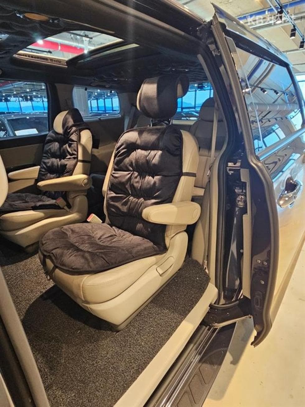 Kia The New (facelift) Carnival9-seater 2.2 Diesel Noblesse Special (special feature/edition) - 12