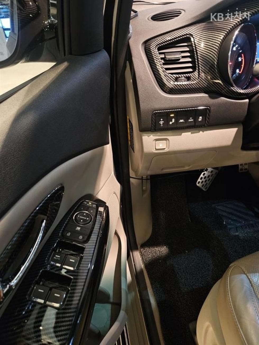 Kia The New (facelift) Carnival9-seater 2.2 Diesel Noblesse Special (special feature/edition) - 17