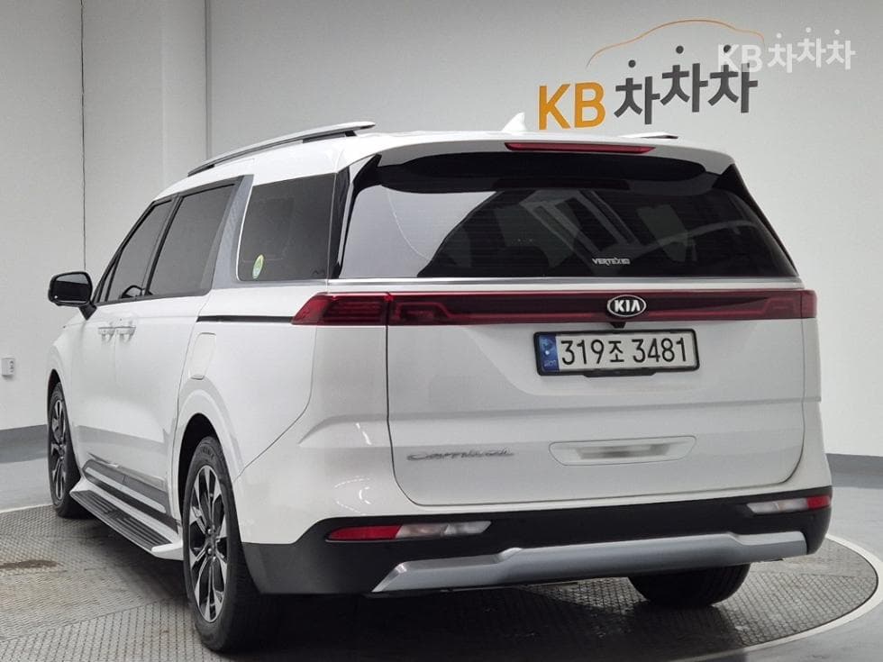 Kia Carnival 4th generationD2.2 9-seater Noblesse - 2