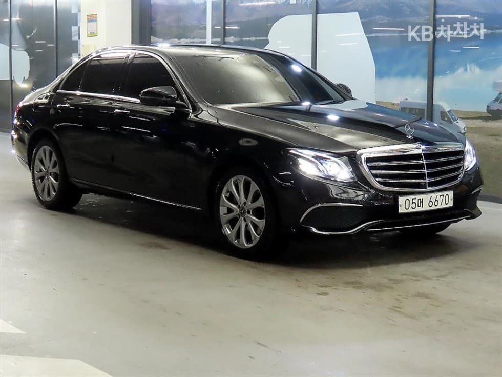 Mercedes-Benz E-Class (W213) E300 4Matic Exclusive - Image 1