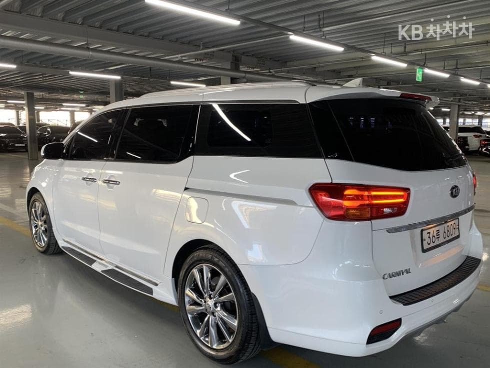 Киа The New (фейслифт) Канивал9-местен 2.2 Дизел Престиж - 3