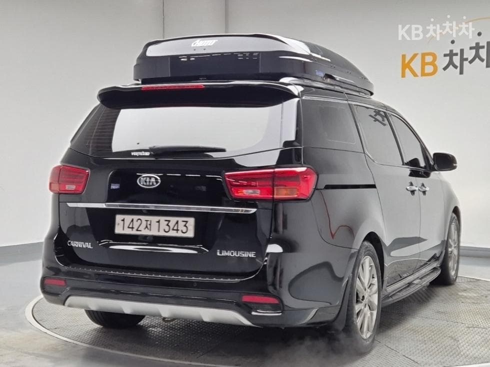 Kia The New (facelift) Carnival7-seater (Limousine) 2.2 Diesel Limousine President - 3