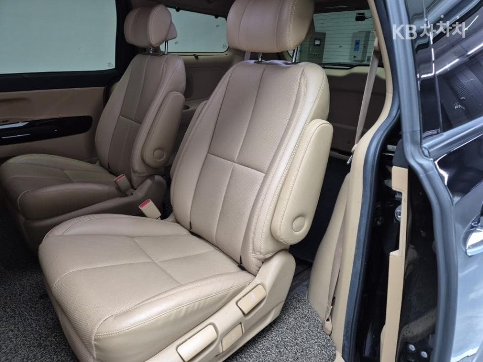 Kia The New (facelift) Carnival7-seater (Limousine) 2.2 Diesel Limousine President - 12