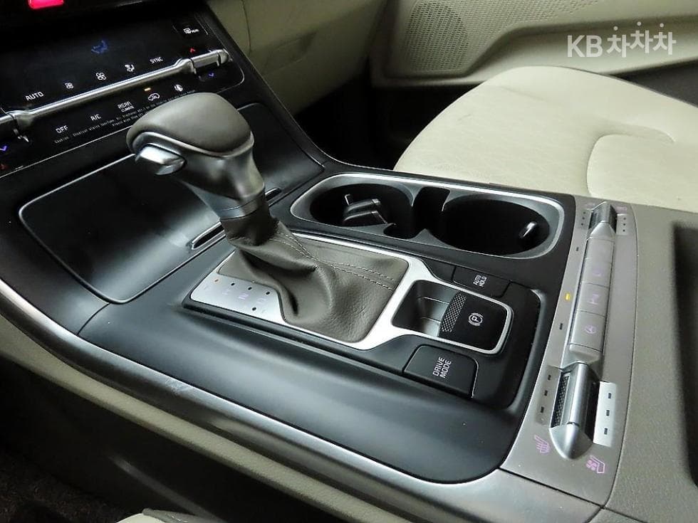 Kia Carnival 4th generationD2.2 9-seater Prestige - 10