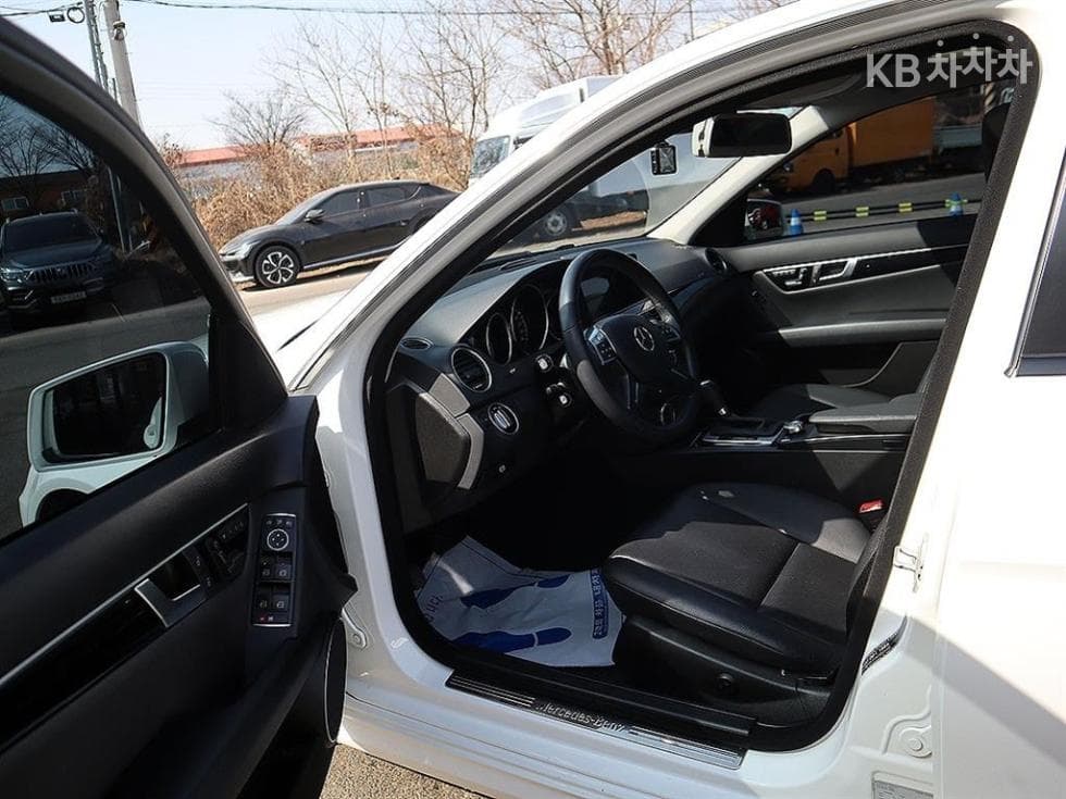 Mercedes-Benz New C-ClassC200 CGI - 6