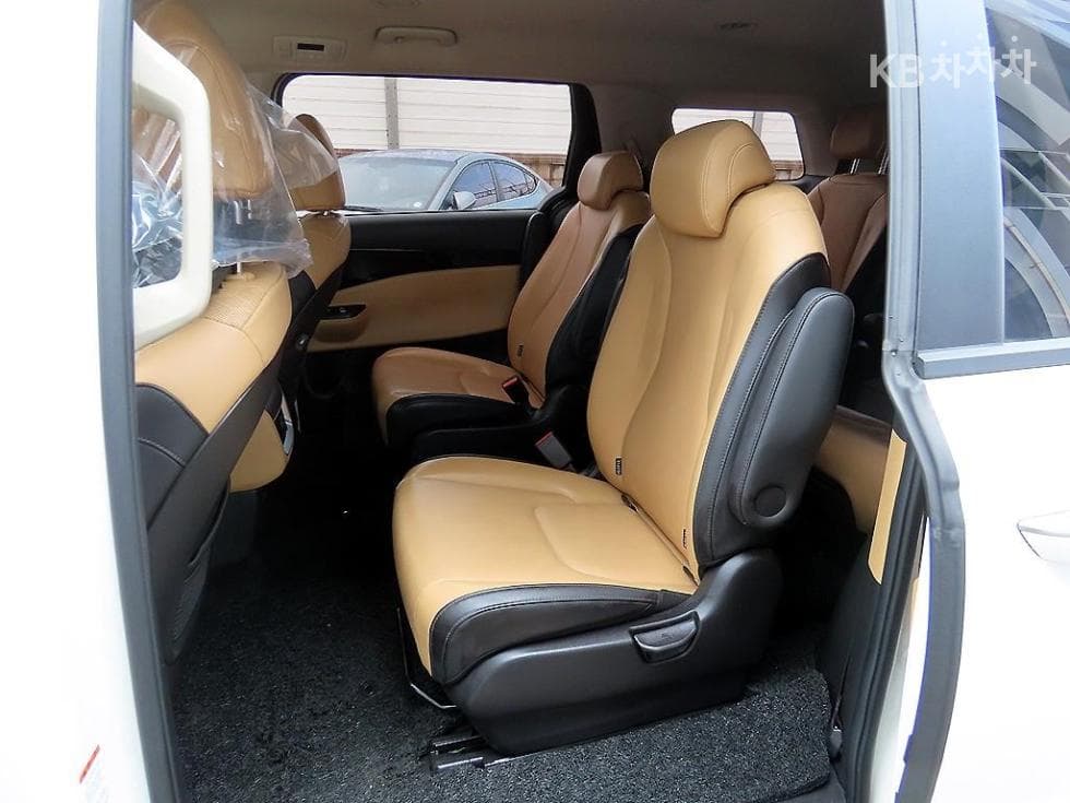 Kia Carnival 4th generationD2.2 9-seater Prestige - 6