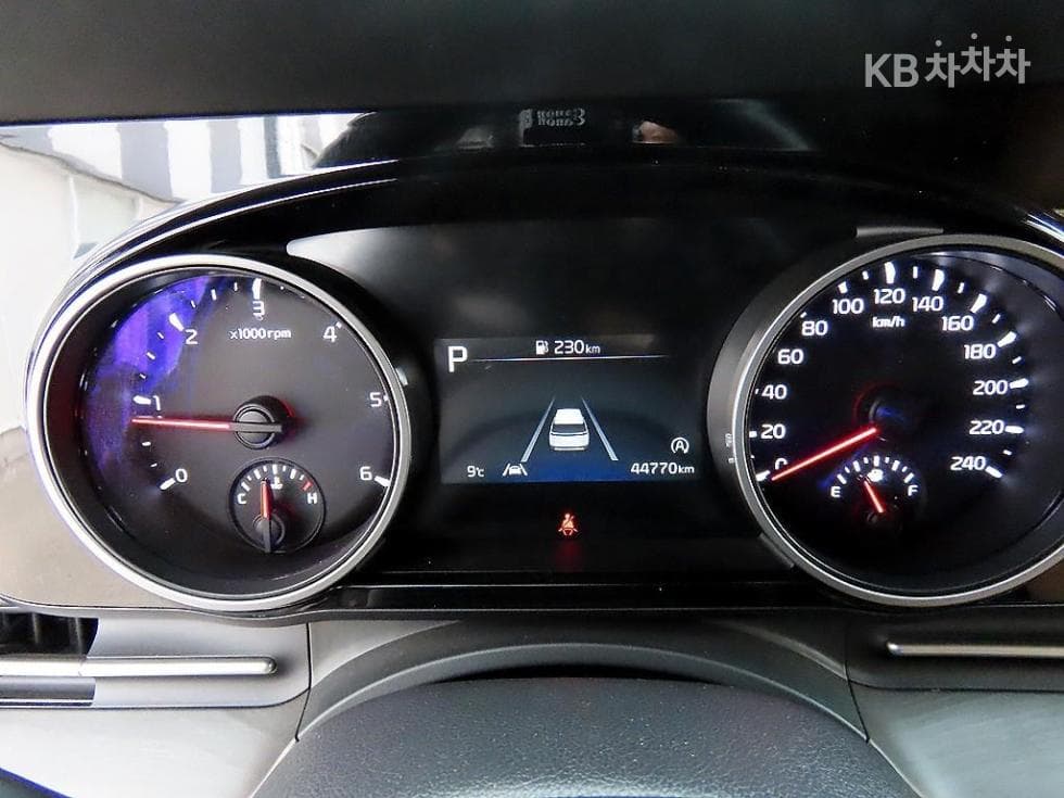 Kia Carnival 4th generationD2.2 9-seater Noblesse - 9