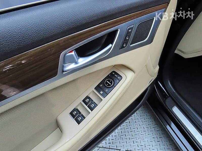 Hyundai GenesisDHG330 Premium AWD - 13