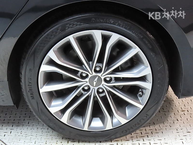 Hyundai GenesisDHG330 Premium AWD - 20
