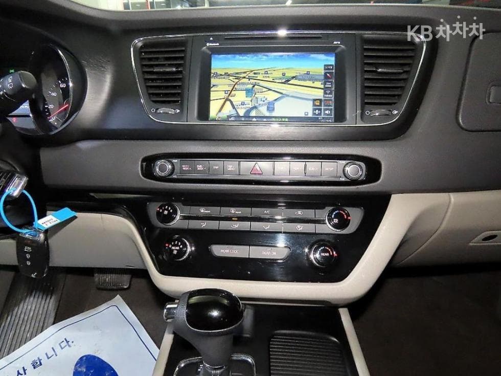 Kia All New Carnival11-seater 2.2 Diesel Deluxe - 11
