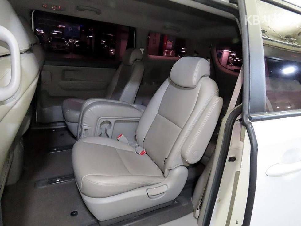 Kia All New Carnival11-seater 2.2 Diesel Deluxe - 15