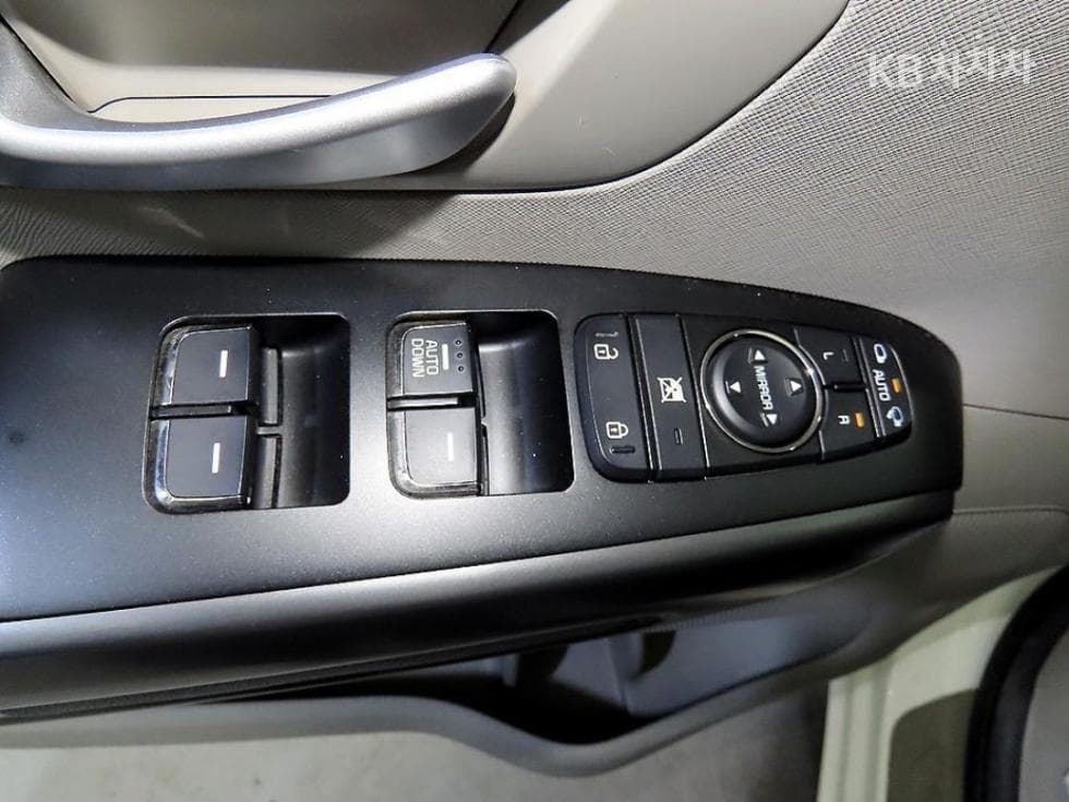 Kia All New Carnival11-seater 2.2 Diesel Deluxe - 16
