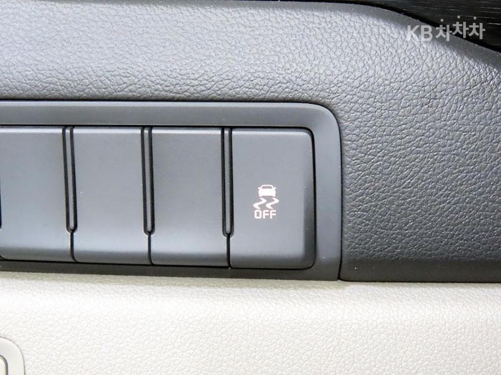 Kia All New Carnival11-seater 2.2 Diesel Deluxe - 17