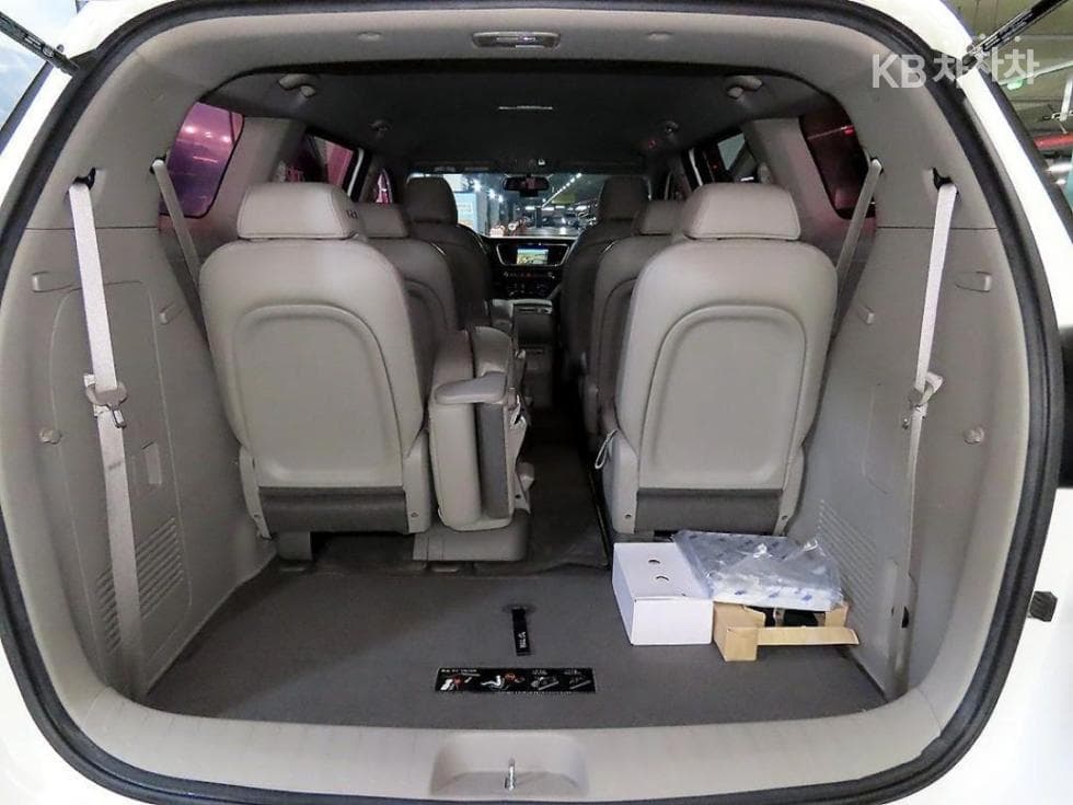Kia All New Carnival11-seater 2.2 Diesel Deluxe - 19