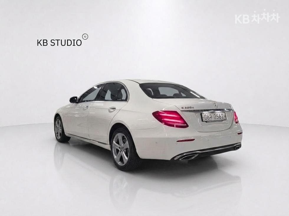 Mercedes-Benz E-Class (W213)E220d 4MATIC Avantgarde - 4