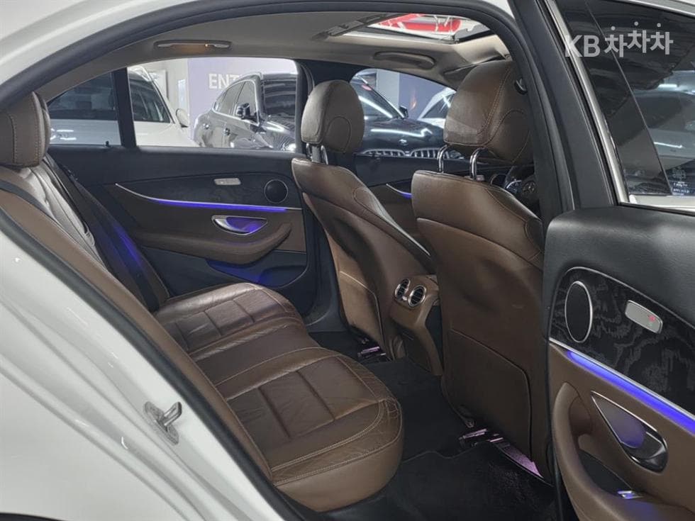 Mercedes-Benz E-Class (W213)E220d 4MATIC Avantgarde - 17