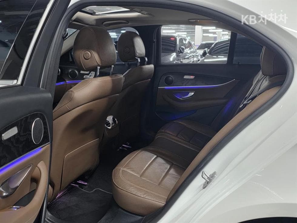 Mercedes-Benz E-Class (W213)E220d 4MATIC Avantgarde - 24