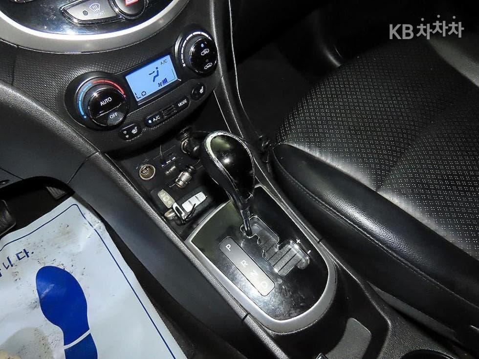 Hyundai Accent(신형)1.6 GDi Top - 12