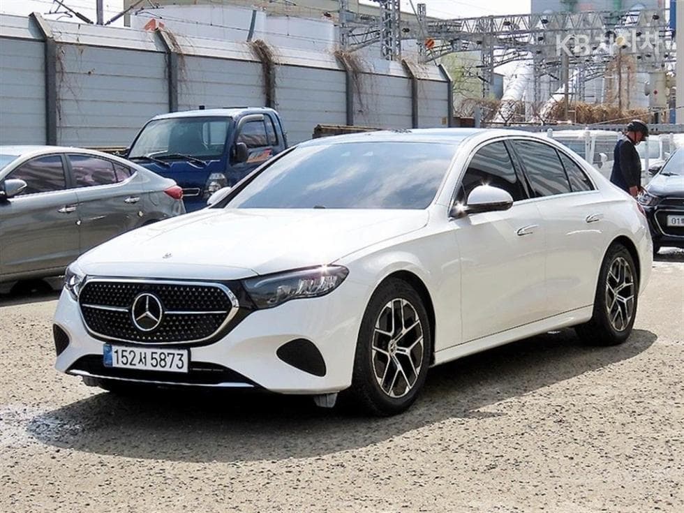 Mercedes-Benz E-클래스 (W214) E200 Avantgrade - Image 1