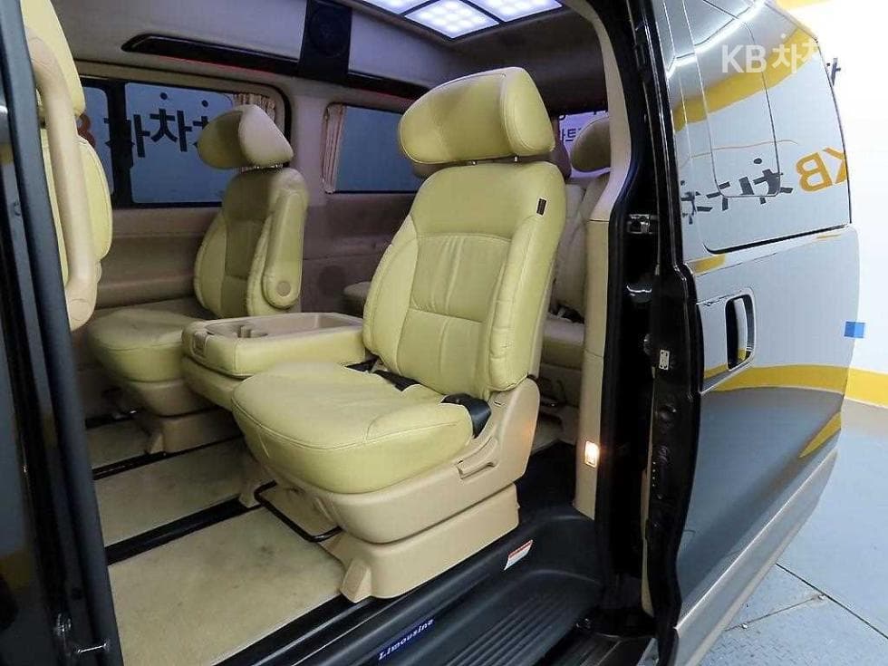 Hyundai Grand Starex11-seater Limousine 4WD Standard - 6